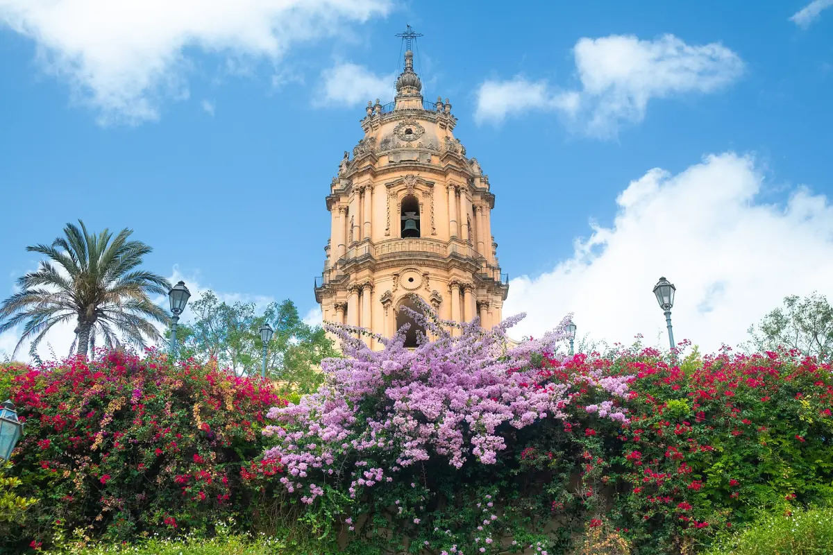 Der Turm von San Giorgio über Bougainvillea
